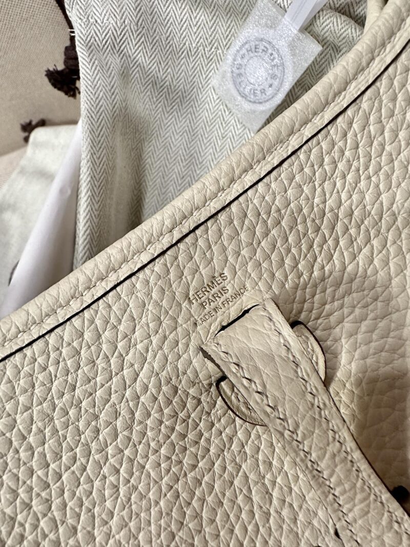 Hermès Mini Evelyne 16 Taurillon Clemence Nata Gold Hardware - Image 6